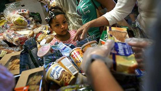 新泽西州领取粮食券的居民正在选购免费的面包。来源：网络