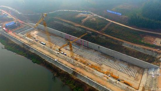　　一家中国民企正在四川省遂宁市大英县1：1复制泰坦尼克号，复制费用高达10亿元，而包含泰坦尼克号在内的整个“浪漫地中海”旅游度假项目总投资甚至将超过百亿元。