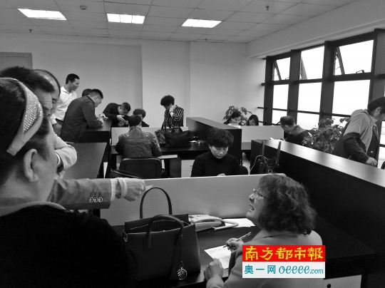 交钱的投资者每天都排起长龙，场面相当火爆。