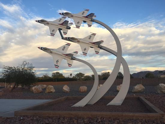 　　法拉第未来的项目工地位于北拉斯维加斯市最北段的Apex工业园区，毗邻美国空军仍在使用的内利斯空军基地。