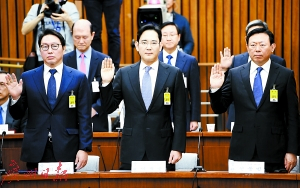 　　当地时间2016年12月6日，韩国首尔，SK集团会长崔泰源、三星电子副会长李在镕、乐天集团会长辛东彬出席国会听证会。