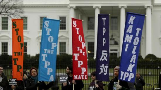 2016年2月3日，反对TPP的人士在白宫外集会抗议。（路透社）