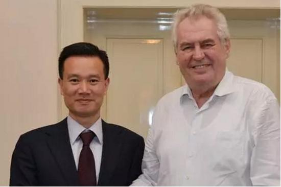 与捷克总统泽曼会见，并受邀为其经济顾问