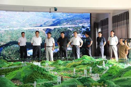 2013年7月29日，贵州省副省长蒙启良（左二）考察独山传奇影视城。