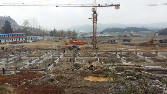 传奇梦之都项目的工地现被独山县政府接管，启建深河桥景区。