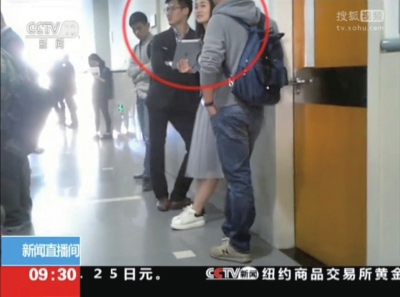 医药代表守候在诊室外。