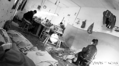 在久敬庄临乙57号院3号院，小作坊内堆满服装辅料，工人还用上了小太阳取暖器