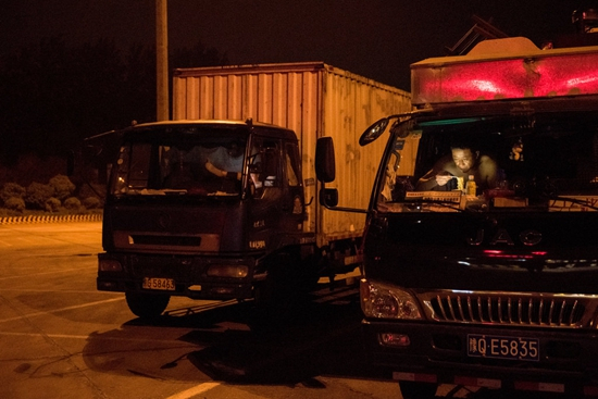 运送苹果的卡车，中国发达的物流把商品送往全国各地