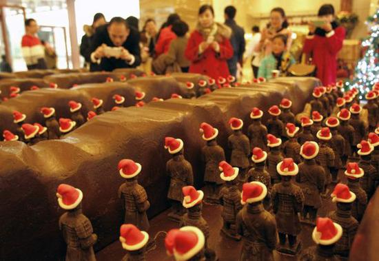 资料图片：2014年11月23日，巧克力兵马俑亮相西安。新华社发 焦宏涛 摄