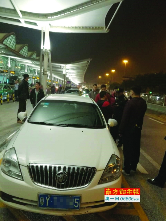 联合执法小组在白云机场查获涉非法营运的网约车。通讯员供图