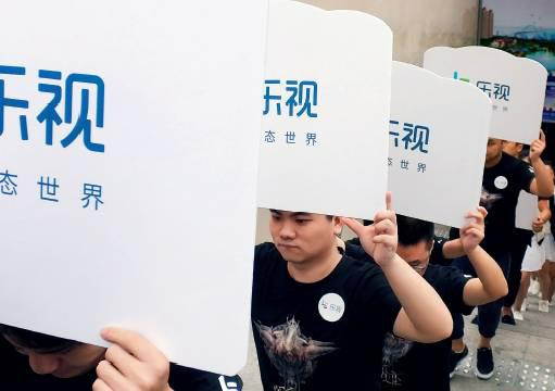 湖北宜昌商家举牌游街促销乐视产品 &nbsp;图来源：IC