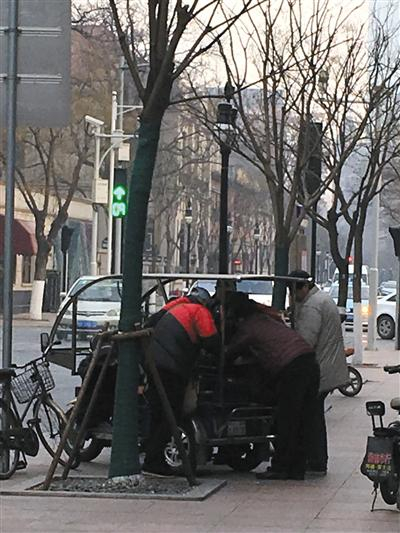 1月11日，倒汇者们聚集在天津解放北路中国银行门口，一边打牌，一边等待生意。