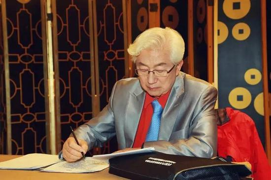 陈铎老师在休息室准备朗诵