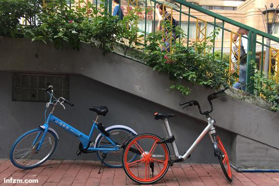 　　广州一座天桥脚旁边随意停放着两辆共享单车。共享单车的出现为市民提供便捷，但如何规范使用、停放等问题，仍待解决。（南方周末记者 翁洹/图）