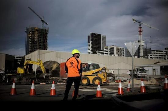 2015年6月资料图片，一名建筑工人望向悉尼市内在建的公寓楼。 REUTERS/Jason Reed
