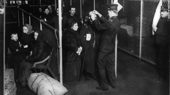 20世纪初，美国工作人员在纽约港埃利斯岛检查移民者的眼睛。