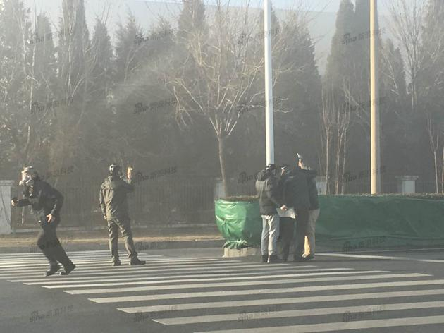 环境监测部门人员告诉新浪科技记者，此处的空气质量严重超标，具体气体成分还需要进一步监测，“有爆炸危险，请勿靠近”。