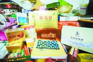 老人家中堆满了各式各样的保健品。