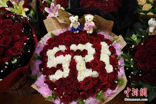 　　2月13日，情人节将至，在长春市销售鲜花的商家们为吸引顾客眼球，奇思妙想，香皂花、玩偶花、彩色花应有尽有，创意十足。 张瑶 摄
