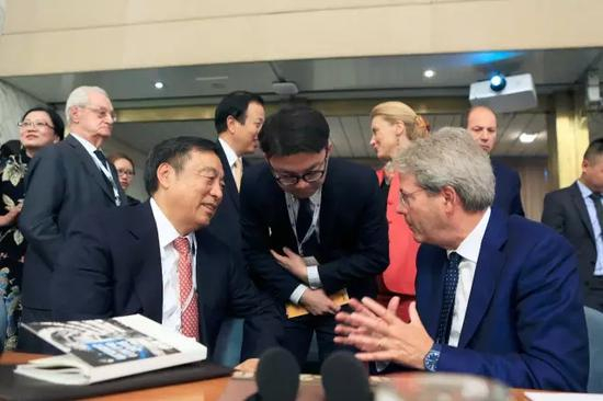 　　2015年10月19日，俱乐部代表团访问意大利期间，举行中意政商领袖圆桌会，图为团长马蔚华与时任外交部长的真蒂洛尼对话