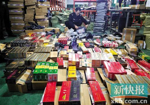 ■民警花了6小时才把这批香烟包裹拆完。