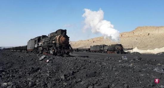在三道岭矿区，煤矿公司仍使用蒸汽火车来拉煤。（新加坡《联合早报》记者林子恒摄）