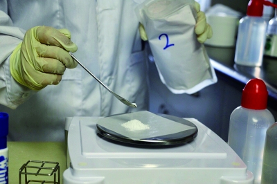 检测人员称取1g美白面膜样品