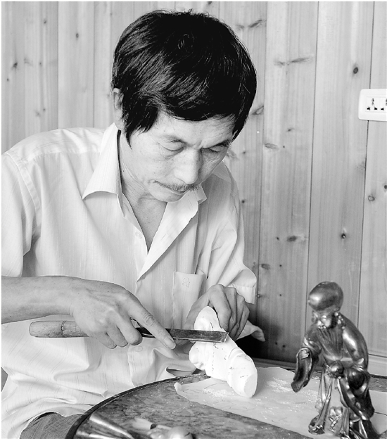 叶文贵在做锡器。萧云集供图