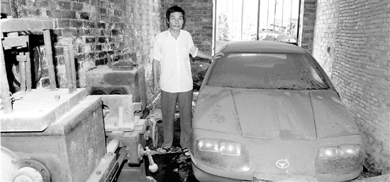 萧云集拍下的叶文贵和他的车。