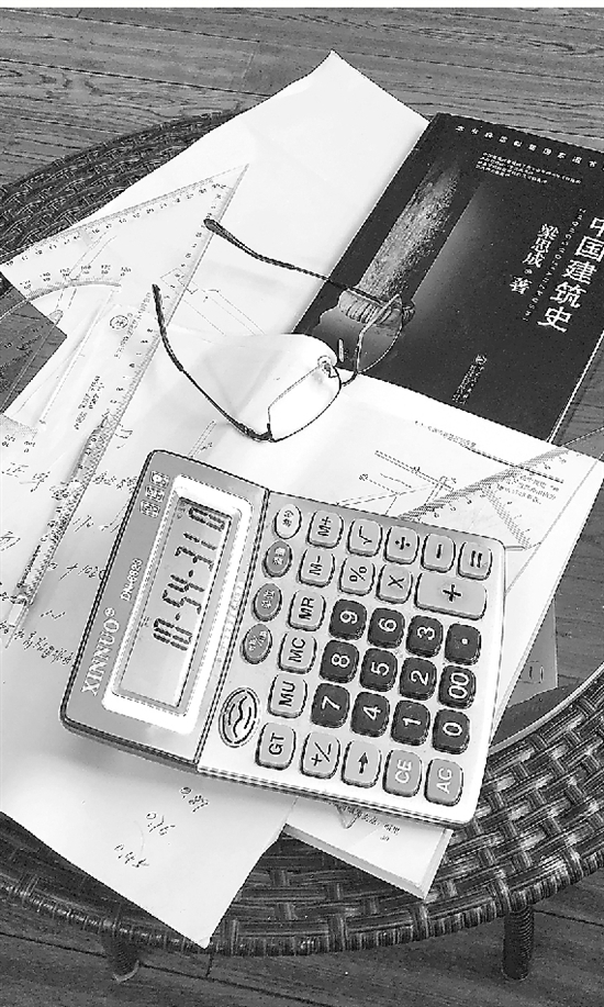 叶文贵房间里的桌子一角。