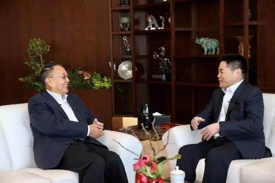 　　联想控股董事长柳传志接受中国财富传媒集团董事长兼中国证券报董事长葛玮专访（摄影/本报记者 车亮）