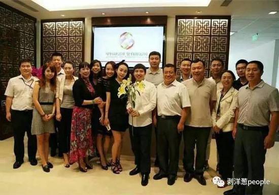 中科联合矿业有限公司员工合影。中间持花男子为林杰。受访者供图