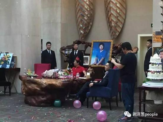2月26日，李春平的生日宴会。新京报记者罗婷摄