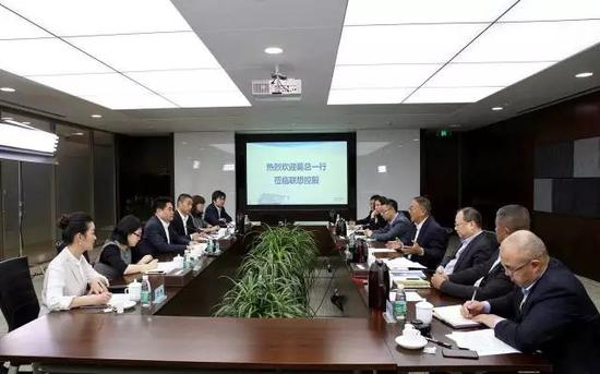 中国财富传媒集团报道团队对联想控股高管团队进行采访（摄影/本报记者 车亮）