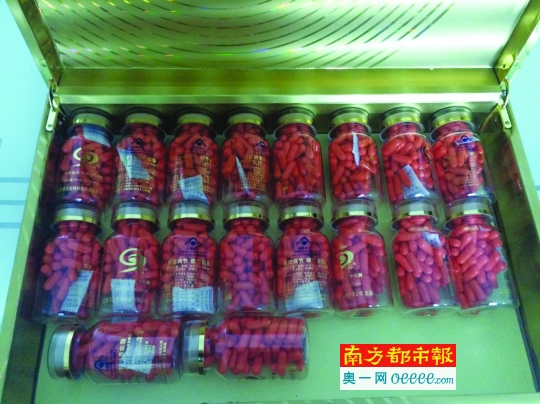 节目中宣称“生物波”胶囊有奇效，配“生物波”基酒（小图）服用更有效。张伊欣&nbsp;摄