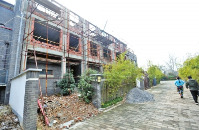 小区内不少房屋旁边都立着施工的脚手架