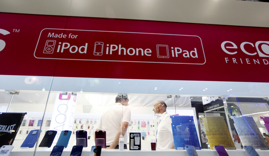 苹果配件展台。资料图