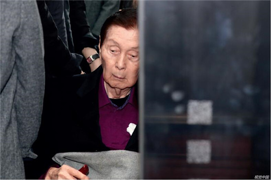 乐天创始人辛格浩抵达法院接受调查。