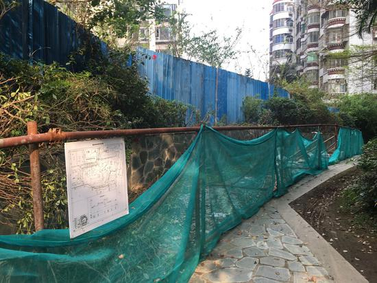 方圆小院小区内的消防通道处围墙被拆，已架起了铁栏。