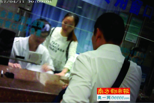 涉嫌医保卡套现的男子用别人的社保卡挂号取药。