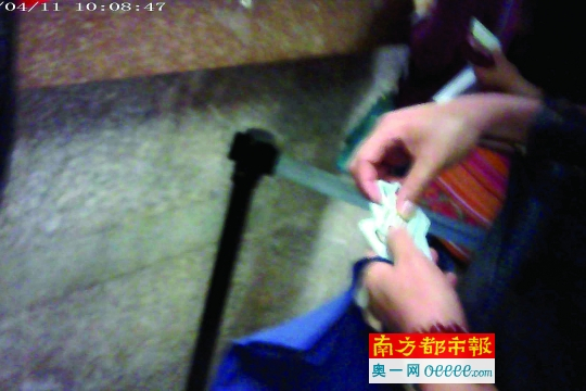 涉嫌医药卡套现男子，手里有多张卡，均是别人要求套现的。