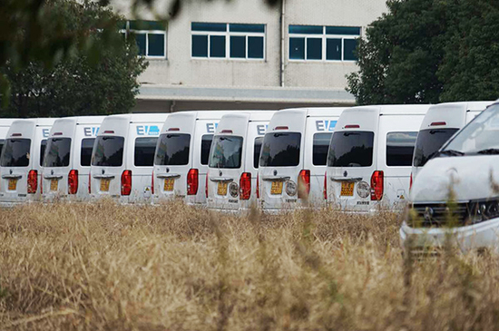 吉姆西内荒草丛生，查扣车辆遍布厂区。