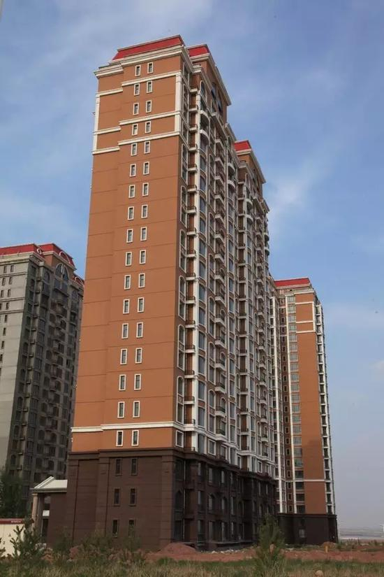 2014年的康巴什，到处都是20层的高层住宅楼，仔细看看，却没有一台空调。（图片来源于网络）