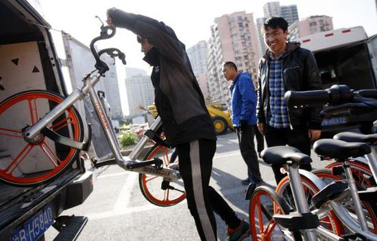 　　3月6日，在上海黄浦区制造局路停车场，共享单车公司工作人员将发还的车辆装车。 新华社记者 方喆 摄