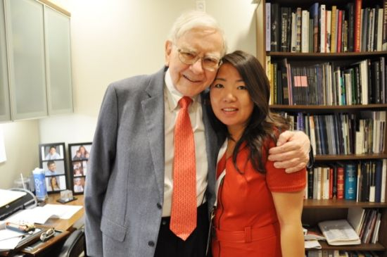 巴菲特与新浪财经北美站段皎宇合影