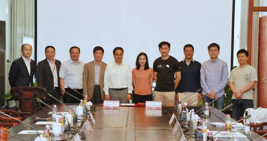 汉能控股集团董事局主席李河君（左5）摩拜单车创始人兼总裁胡玮炜（右5）出席签约仪式。