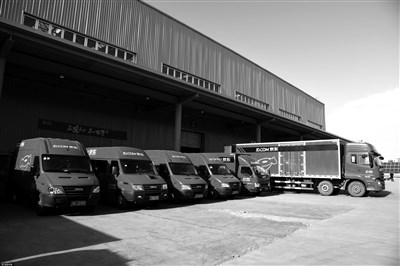 2016年11月11日，内蒙古呼和浩特，西北最大集散地沙良物流园区京东物流车队整装待发 视觉中国图