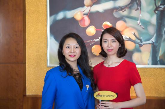张倩（左）与新浪财经特约通讯员合影（摄影师：王榕浩）