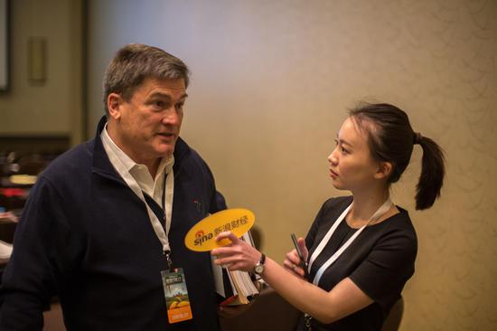 鲁索·托马斯（左）接受新浪财经特约通讯员合影（摄影师：王榕浩）