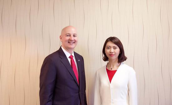内布拉斯加州州长彼得-雷克兹与新浪财经特派员许偲嘉合影（摄影师：王榕浩）